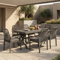 Table de jardin extérieure avec structure en aluminium, plateau en lattes WPC imitation bois et design à pieds en X