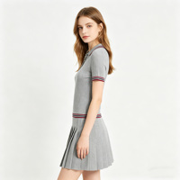 Ensemble tricoté deux pièces style universitaire pour femme, gris clair, haut côtelé à col polo et manches courtes avec jupe plissée à taille élastique