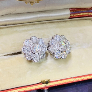 Eleganti Orecchini a Perno con Fiore per Donne, con Accenti in Cristallo, Stile Classico, Accessori Moda Quotidiana - Product Image 6