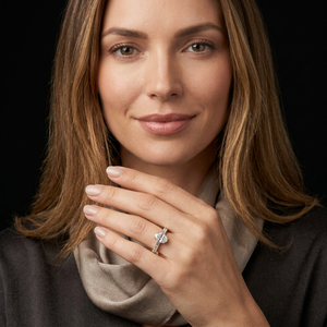 Bague de fiançailles élégante en diamant de laboratoire ovale de 1,21 carat, design de mariage luxueux en or bicolore - Product Image 1