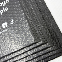 Enveloppes à bulles noires imprimées sur mesure, faible MOQ, échantillon gratuit, sacs rembourrés résistants aux chocs pour l'expédition de vêtements et de cosmétiques