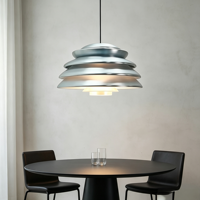 Lustre décoratif moderne en aluminium de luxe léger avec des plaques empilées pour salons, hôtels, chambres et tables à manger