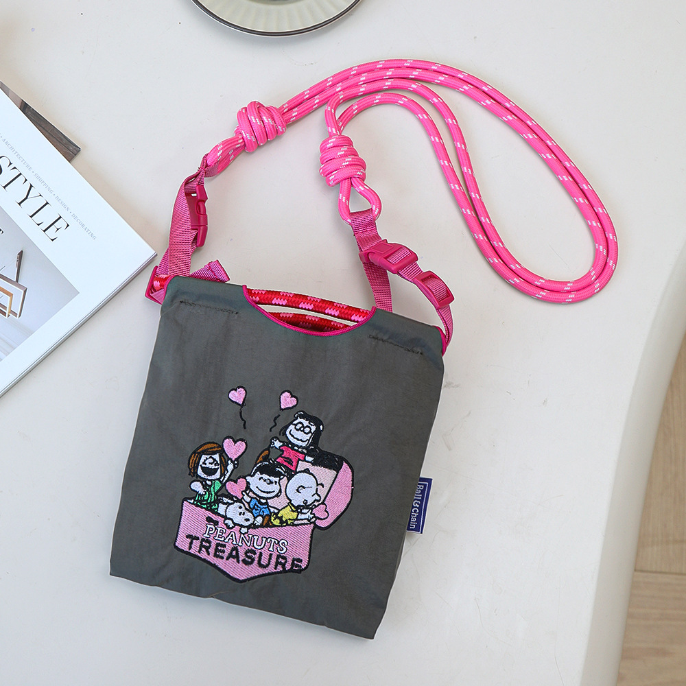 Mini modèle boîte en forme de coeur gris foncé, bandoulière incluse