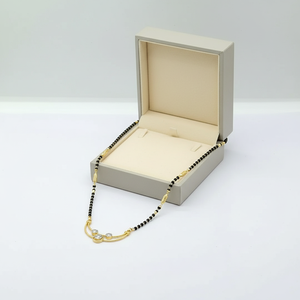 Magnifique Mangalsutra plaqué or 22 carats, moderne et incurvé, avec trois accents de zircon blanc étincelant, pour femme - Product Image 2