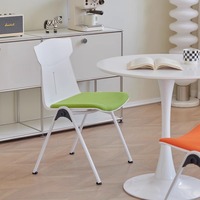 Chaise de bureau ergonomique empilable en métal, style moderne et minimaliste, avec dossier en plastique, idéale pour les salles de conférence, de réunion, de formation et de salle à manger