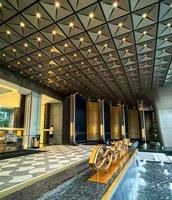 Panel de Techo Suspendido Triangular Luminoso de Aluminio Moderno para Diseño Decorativo Interior Comercial de Alta Gama