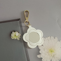 Miroir de maquillage Portable en cuir Pu porte-clés miroir Mini écouteur clé sac pendentif mignon porte-monnaie pendentif accessoires bijoux cadeau