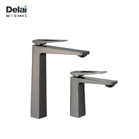 Grifo de lavabo alto cuadrado de una sola palanca en gris bronce, cuerpo de latón con acabado cromado, válvula de cerámica, montaje en cubierta, para lavabo moderno tipo vessel.