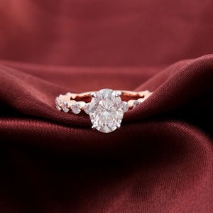 แหวนหมั้นโมอิสซาไนต์ทรงรีเจียระไนแบบ Brilliant Cut ขนาด 2.5 กะรัต สี D พร้อมวงแหวนแบบ Half Eternity ขนาด 2.5 มม. ดีไซน์วงแหวนแบบ Halo ซ่อน สามารถปรับแต่งได้ - Product Image 6