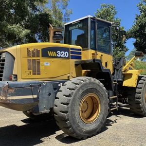 Chargeur sur pneus Komatsu WA320 d'occasion Pompe hydraulique Kawasaki 4 tonnes Excellent état Construction Utilisation Vente - Product Image 1