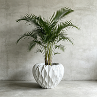 Pot de fleurs ovale blanc brillant à cannelures ondulées avec bord festonné pour la décoration moderne de la maison et du jardin