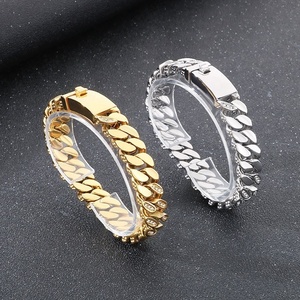 <span class=keywords><strong>Bracciale</strong></span> da Uomo in <span class=keywords><strong>Acciaio</strong></span> al Titanio con Design Creativo, Catena Cubana con Perline da 12mm e Finitura Smussata - Product Image 3
