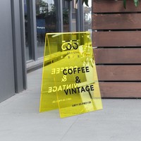 Panneau publicitaire triangulaire vertical en acrylique tendance, résistant au vent, installation facile, sur mesure