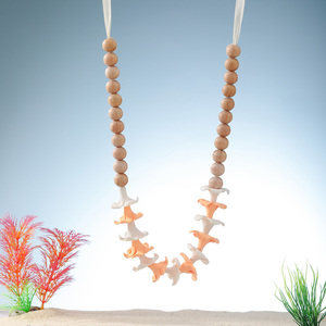 Collana Artigianale in Argilla Polimerica con <span class=keywords><strong>Perline</strong></span> Rotonde in <span class=keywords><strong>Legno</strong></span> e Decorazione Car Lei Allacciata per Gioielli Hawaiani - Vendita all'Ingrosso - Product Image 1