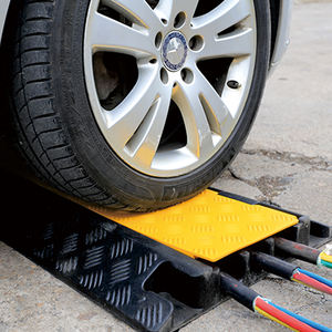 Protection de câble portable en caoutchouc jaune pour voie publique, protection de sécurité routière, protège-câble pour voie de circulation - Product Image 2