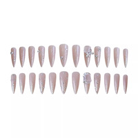 Ongles artificiels de luxe faits à la main, couleur rose nude transparente, style stiletto, avec dégradé de paillettes fines et strass multi-tailles dispersés