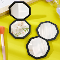 Mini miroir pliable en plastique à rabat, miroir de maquillage portable octogonal haute définition pour femmes.