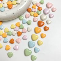 Perles en acrylique couleur unie en forme de cœur avec logo/design graphique, accessoires simples pour chaîne de téléphone DIY, perles de colle crème pour coque de téléphone