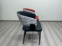 Chaise de salle à manger de style chinois moderne avec coussin épais en cuir PU, accoudoirs, dossier incurvé et structure métallique pour hôtel et café