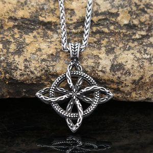 Collier pendentif nœud celtique en acier inoxydable Yunnique pour homme, chaîne couleur acier, bijoux tendance - Product Image 1