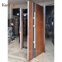 Porte d'entrée asymétrique moderne en acier à grain de bois, porte extérieure de sécurité en métal avec poignée intelligente personnalisée et éclairage intégré