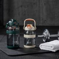 Bouteille de sport Tritan 1,9 L avec logo personnalisé, poignée en silicone, anti-fuite, pour boire directement, écologique, camping, voyage