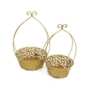 Artisanat en métal de style européen dans les contes de fées: <span class=keywords><strong>le</strong></span> <span class=keywords><strong>petit</strong></span> <span class=keywords><strong>chaperon</strong></span> <span class=keywords><strong>rouge</strong></span> tenant un panier de mariage en fer - Product Image 1