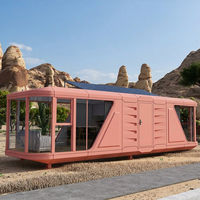 Capsule spatiale modulaire, maison conteneur avec cuisine, design moderne, structure en aluminium alimentée à l'énergie solaire pour usage hôtelier
