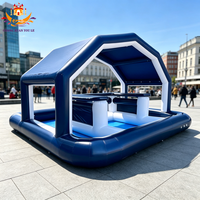 Bar de piscine gonflable commercial en PVC couleur personnalisée avec sièges intégrés et tente 5x5M, capacité supérieure à 500kg, location pour événements aquatiques