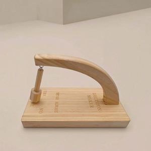 Juguete de Péndulo Oscilante de Madera para Tomar Decisiones, Hecho a Mano, Decorativo, que Entretenemos, Inspira a Tomar Elecciones y a los Usuarios - Product Image 1