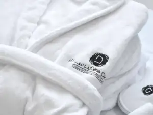 Vente en gros de matériaux de qualité, peignoir de bain de luxe noir avec logo personnalisé, peignoir moelleux avec broderie de logo, peignoir pour hôtel