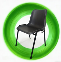 Chaise empilable moderne et durable en plastique PP avec pieds en métal noir pour salle de classe, formation, église, bureau, événement, salle à manger, concert