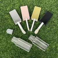 CY057 Nouveau tube à gloss à lèvres en plastique carré blanc brillant rose noir de luxe 4 ml avec pinceau, emballage cosmétique, logo personnalisé