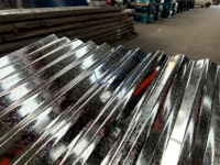 Panneau ondulé galvanisé 0,2-0,8 mm résistant aux intempéries pour la construction de toitures, de murs et de revêtements de bâtiments agricoles