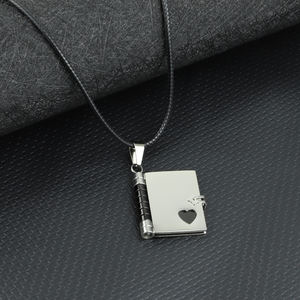 Collar con Colgante de <span class=keywords><strong>Libro</strong></span> <span class=keywords><strong>Abierto</strong></span> con Corazón Grabado Personalizado, Diseño Creativo Más Reciente, Acero Inoxidable 316, Joyerí<span class=keywords><strong>a</strong></span> Personalizada, Resistente al Agua - Product Image 5
