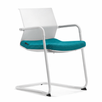 Chaise de conférence moderne en plastique PP avec coussin en tissu, base en acier, accoudoirs fixes, dossier ergonomique incurvé, salle de réunion