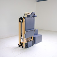 Reformer de Pilates pliable en bois avec accessoires complets et roulettes silencieuses, idéal pour la maison et les petits studios d'entraînement