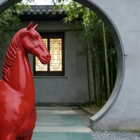Statue de cheval en résine rouge brillante personnalisée BZY, sculpture animale d'art moderne, décoration de luxe pour la maison et le bureau, vente en gros B2B, usine OEM
