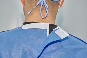 Junlong Einweg-Isolationskittel aus Vliesstoff EN14126 Typ 6 Wasserdicht Flüssigkeitsresistent <span class=keywords><strong>SMS</strong></span> 45g CPE mit Daumenloch - Product Image 6