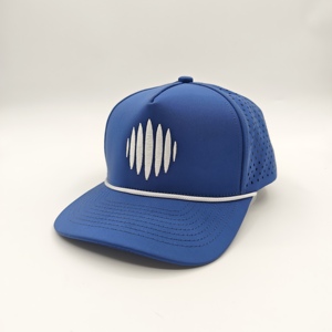 Gorra de golf deportiva de poliéster impermeable de 5 paneles, transpirable, con malla de frutas Dobby personalizada, perforada con corte láser, ajustable con cuerda. - Product Image 1