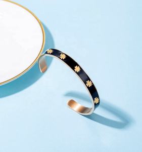 Moda açık bilezik dört yapraklı yonca emaye manşet bilezik altın kaplama paslanmaz çelik 18K siyah Trendy <span class=keywords><strong>Unisex</strong></span> bilezik 10 adet - Product Image 3