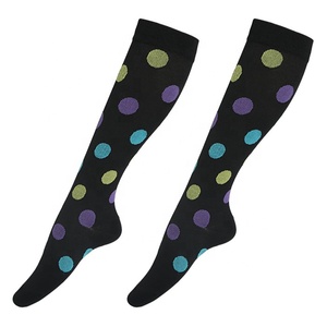 Chaussettes de <span class=keywords><strong>compression</strong></span> pour hommes et femmes chaussettes de jambe tricotées haute performance qui empêchent le gonflement des attelles de tibia douleur au mollet vente en gros - Product Image 1