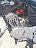 Moto Yamaha YBR 125 à quatre temps, moteur silencieux, grand réservoir de carburant, longue autonomie, faible entretien, norme Euro V, export