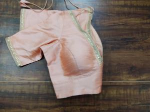 Blouse de sari en soie à col en V avec bordure en dentelle dorée, manches courtes, modèle de créateur - Product Image 3