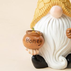 ตุ๊กตาคนแคระผึ้งเรซิ่นถือขวดน้ำผึ้งพร้อมไฟพลังงานแสงอาทิตย์ - Product Image 2