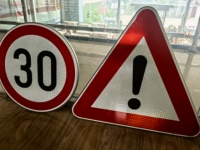 Panneau de signalisation routière en aluminium avec film réfléchissant prismatique haute intensité, étanche IP68, pour le contrôle du trafic et les avertissements