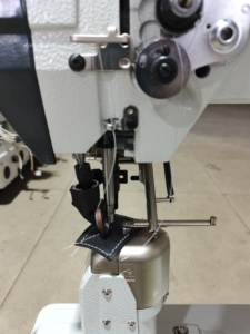 Machine à coudre industrielle à point noué à aiguille simple QK-9910 avec alimentation par rouleaux et broderie intégrée - Product Image 4