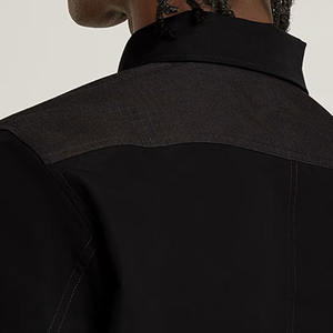 Chemise en jean sur mesure pour homme, chemise à boutons avec poche poitrine, panneaux contrastés, ourlet à cordon pour streetwear - Product Image 4