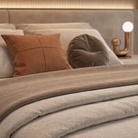 Modernes Samtbett mit LED-Lichtleiste, niedrigem Kopfteil, Plattformbett, Hotel- und Apartment-Schlafzimmermöbel