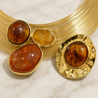 Ensemble collier ras-de-cou multi-brins épais et bijoux assortis en résine ambre marron (bracelet manchette, boucles d'oreilles, bague) unisexe, vintage, pour fête, en alliage plaqué or 18 carats, cadeau